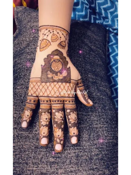 Another angle of the 'jharokha' design for Karwa Chauth, showing the fine details on the fingers.