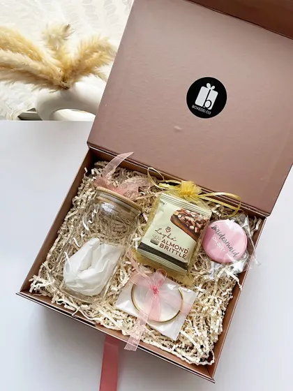 This rose gold hamper is curated with a custom coffee sipper, a personalized bracelet, and gourmet chocolates. It’s a perfect way to invite your friends to be part of your wedding journey.