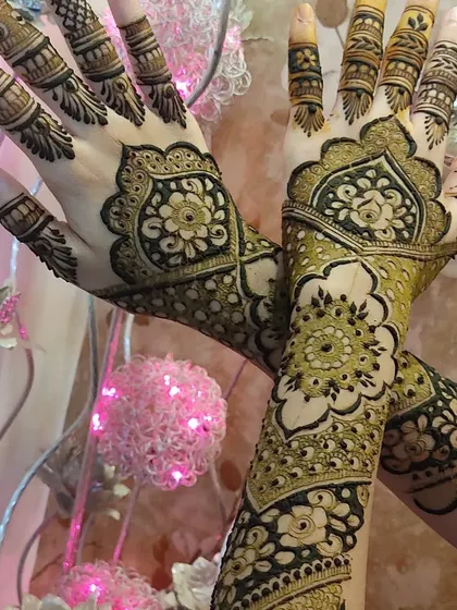 A stunning design with a classic feel, featuring intricate patterns and a beautiful scalloped border.