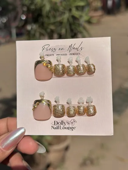 For those who love glitter, this press-on toenail set is perfect. It combines a nude base on the big toe with a gold leaf accent, while the other toes are full-on gold glitter.