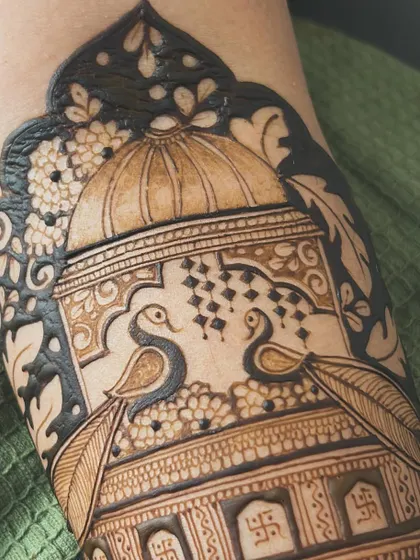 And here is the design after filling. The dark, bold henna paste creates a beautiful contrast with the fine lines, bringing the peacocks and the palace dome to life.