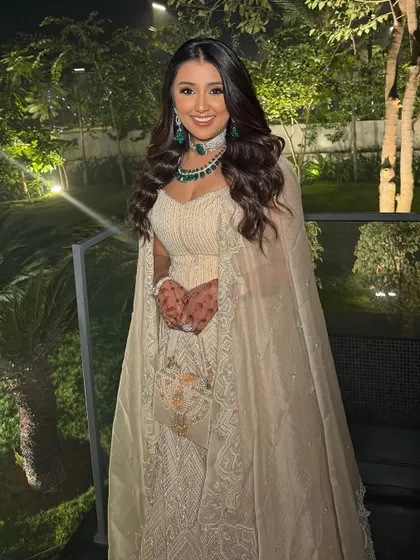 A full view of Urvi's uber-glam look. The glowing makeup pairs perfectly with her sparkling outfit and elegant emerald jewellery.