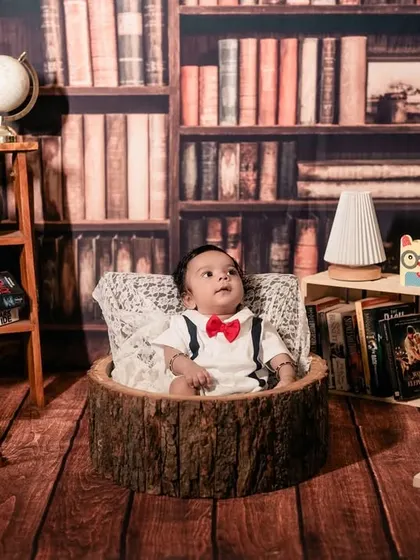 Welcome, little scholar. This styled photoshoot uses a charming library backdrop and vintage props to create a timeless and imaginative portrait. It’s a wonderful way to celebrate the new chapter your baby represents.