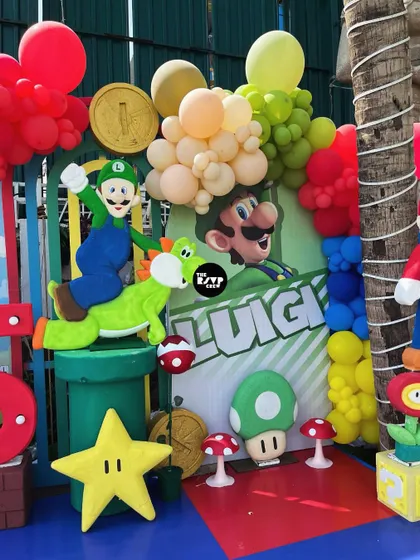 It's not just Mario, Luigi gets his moment to shine too. This section of the backdrop features Luigi on Yoshi, surrounded by stars, mushrooms, and colorful balloons.
