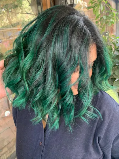 A side view of the emerald green hair. The color is so rich and vibrant. (No filter)