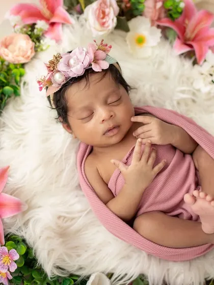 I believe every baby is a little flower, and this moment feels so pure and blessed. Capturing this sleeping angel surrounded by blooms was a dream. ❤️