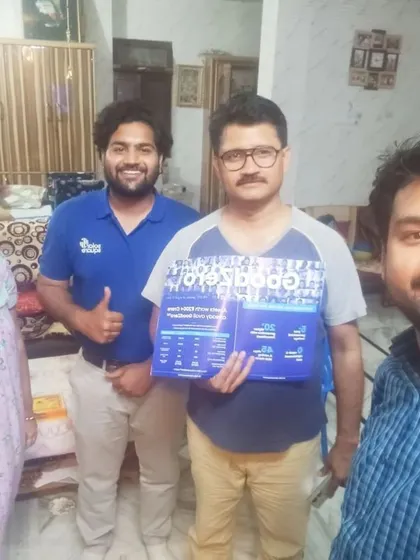 Our team with a happy family, all thumbs-up for their new solar system.