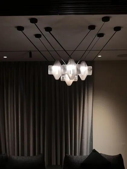 This modern chandelier is more than just a light fixture; it's a piece of art. With automation, its brightness can be adjusted to serve as the room's centerpiece or a subtle background element.