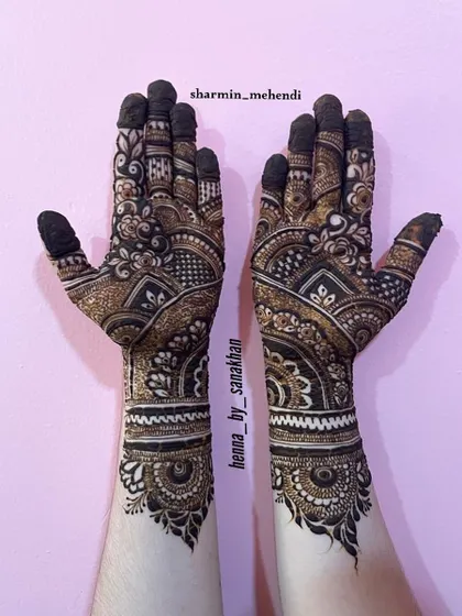 A classic design featuring intricate bands of traditional patterns, including jaali work and mandalas, for a timeless and elegant look.