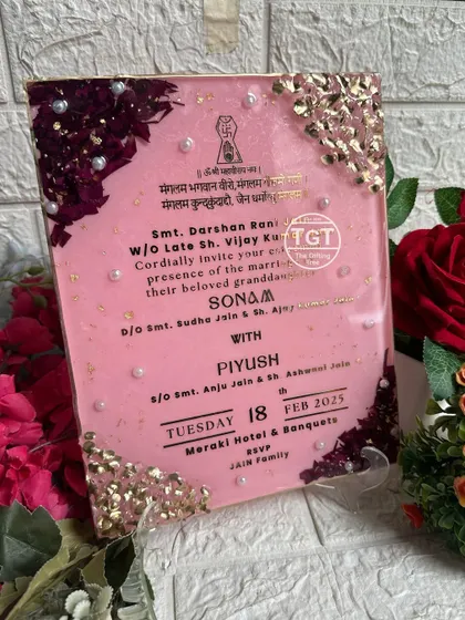 The combination of real flowers, crystals, and pearls makes this resin invitation a truly unique and high-end choice for a special occasion.