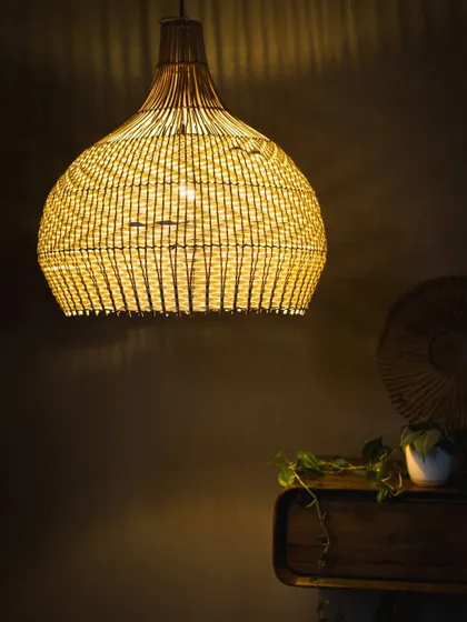 This pendant combines a natural bamboo neck with a body woven from white and natural-toned fibers. When lit, it emits a bright yet soft light, perfect for airy and light-filled spaces.