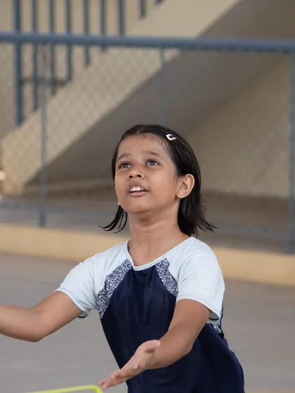 A young player positions herself to receive a pass. This shows great court awareness, a skill we actively develop during our scrimmage sessions and practice matches.