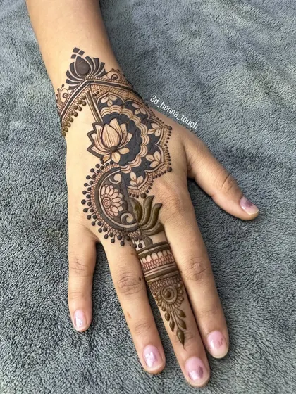 A beautiful back-hand design featuring a lotus motif. The combination of bold and fine lines gives this design a modern and sophisticated feel.