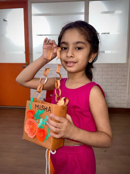 Another great shot of our paper purse craft. The chain-link handle is another fun detail that the kids learn to construct themselves.