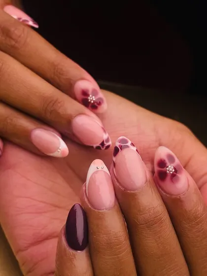 A moody and romantic floral design. This set features deep plum tones, translucent petals, and a touch of sparkle for a sophisticated look.