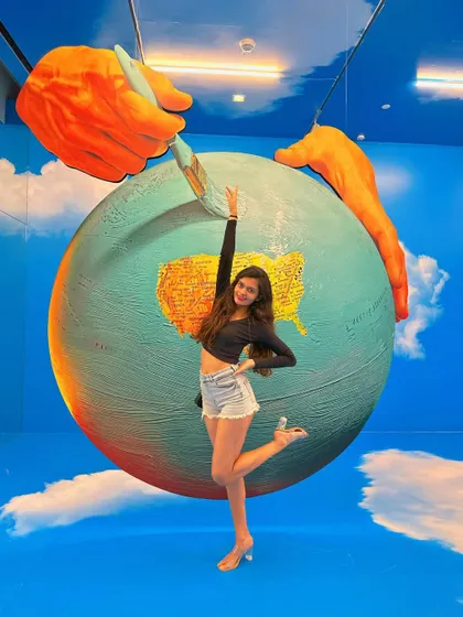 Another fun, dancer-inspired pose at the art gallery. Finding creative ways to interact with the space.