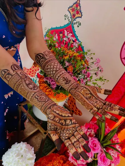 A close-up of a personalized bridal design featuring domes and elephants, adding a royal touch to the intricate patterns.