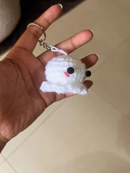 This tiny octopus keyring is so cute and fits perfectly in your hand. I can customize the size and even turn it into a fridge magnet or bag charm if you like.