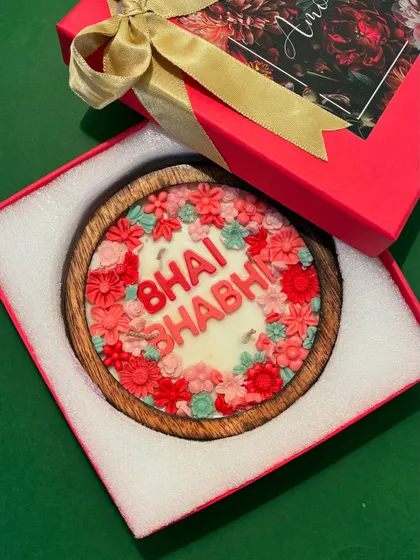A look inside the gift box at the "Bhai Bhabhi" Rakhi candle. The protective foam and beautiful presentation ensure this special gift arrives perfectly.