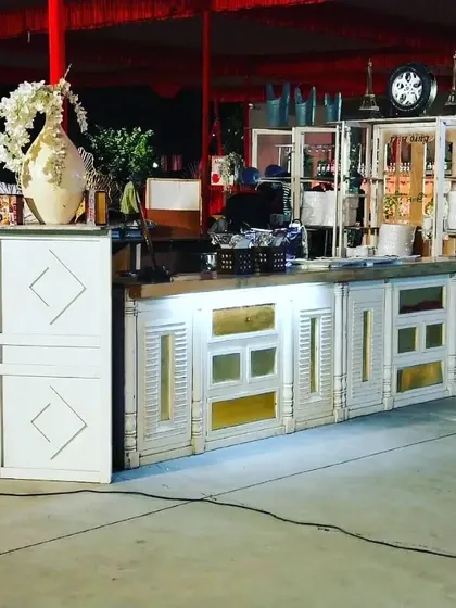 An elegant white and gold themed counter setup. This sophisticated design is well suited for high-end corporate galas, product launches, or formal client dinners.
