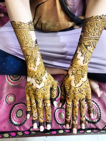 A full-coverage design with beautiful, flowing patterns, perfect for Eid celebrations.