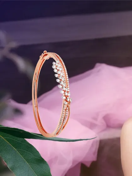 Where the warmth of rose gold meets the eternal gleam of diamonds. This delicate kada is a fusion of beauty that whispers sophistication.