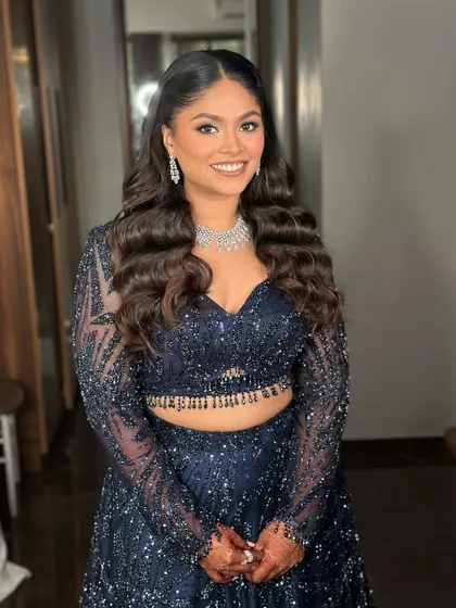 Not your regular Sangeet glam. This bride came to steal the spotlight with a fierce blue shimmer wing, a lit-from-within glow, and perfect matte lips.