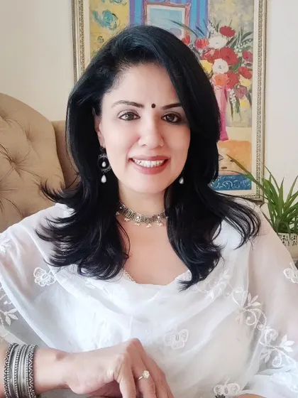 For a classic white-on-white look, a 925 silver choker with delicate pearls is the perfect accessory. It adds a touch of elegance and sophistication without being overwhelming.