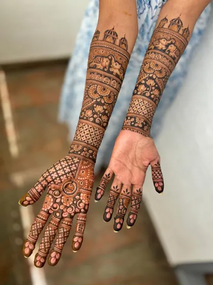 A special bridal mehendi where the left palm was kept clear due to a ritual. I can adapt my designs to accommodate any tradition or personal request.