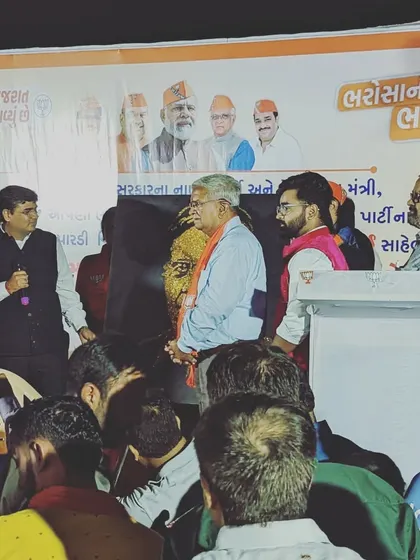 On stage presenting my glitter art to minister Kanu Bhai Desai.