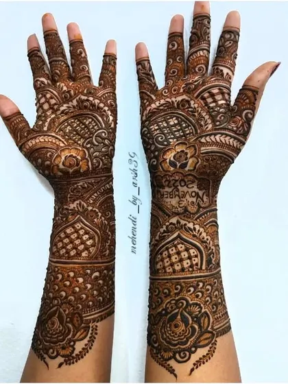 This design commemorates a special date. I carefully wrote "3 NOVEMBER 2022" into the intricate pattern on the wrist, making this henna a beautiful reminder of a memorable day.