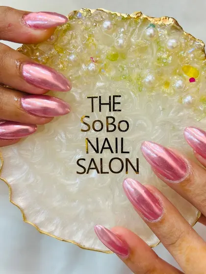 These long, almond-shaped nails are coated in a beautiful rose-gold chrome. The highly reflective, liquid-metal finish is the epitome of modern glamour and sophistication.