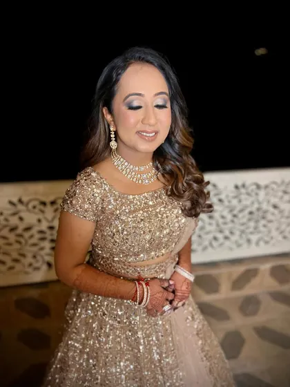 The glam supremacy! This sangeet look is all about a dramatic, shimmering smokey eye paired with a flawless base, perfect for making a statement.