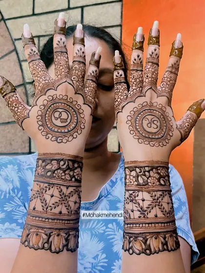 A lovely engagement mehndi design featuring the couple's initials and intertwined rings. It's a simple yet beautiful way to celebrate the start of a new journey together.