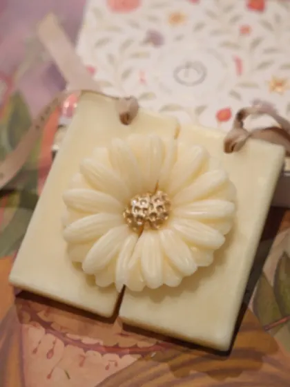 This is my finest curation, a limited edition wax tablet crafted in small batches. The beautiful 3D floral design is made to leave a mark. Once it’s gone, it’s gone for good, making it a truly special gift for Rakhi or any occasion.