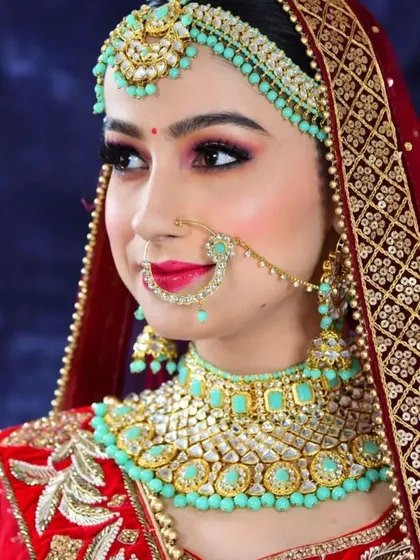 It's all in the details. I provide complete looks, including stunning jewellery sets like this one with unique turquoise accents to perfectly complement your bridal outfit.