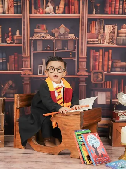 For all the little wizards out there, I create a magical Harry Potter world right in my studio. From the Gryffindor scarf to the spell book, every detail is set for an enchanting photoshoot experience.