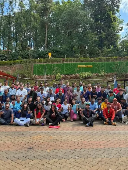 A group of 75 professionals gathered for a corporate adventure. We have the experience to manage logistics and activities for large-scale corporate events seamlessly.