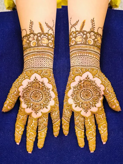 A beautiful design created based on the client's request. The mandala on the back of the hand is a classic and elegant choice.