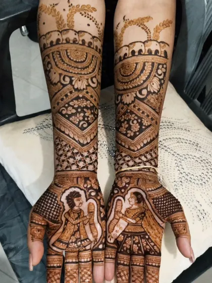 Capturing the beautiful varmala or garland exchange ceremony in a mehndi design. This is a popular and meaningful moment from Indian weddings that I love to illustrate for my brides.