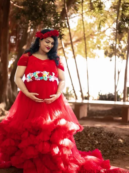 The beautiful layers of our red ruffle gown create a dramatic effect, perfect for making your maternity photoshoot extra special.