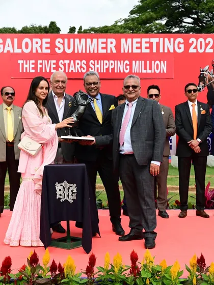 Mr. Khushroo N. Dhunjibhoy presents the trophy for The Five Stars Shipping Million to the winning connections of Baychmo.