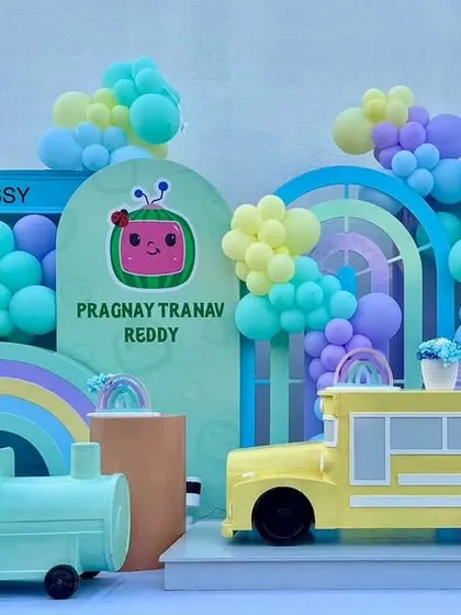 This Cocomelon theme is perfect for a first birthday party, featuring beloved characters, a pastel rainbow, and a fun bus prop. I design these setups to be colorful, engaging, and perfect for little ones.
