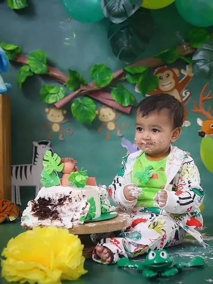 Getting a little taste of the jungle cake. These candid moments of discovery are what make cake smash sessions so special.