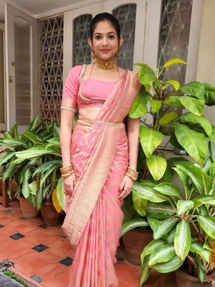 A full look of the body-hug draping style. This modern technique creates a slim and elongated silhouette, perfect for crepe or georgette sarees.