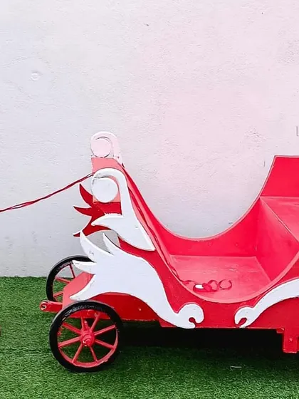 Another one of our Santa sleigh designs, this one in red and white, offers a whimsical carriage style for a fairytale Christmas theme.