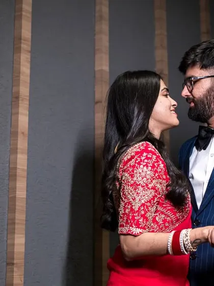 This is a classic, romantic couple portrait. We posed the couple closely, allowing them to connect naturally as they look at each other, resulting in a photograph that is both beautifully composed and genuinely warm.
