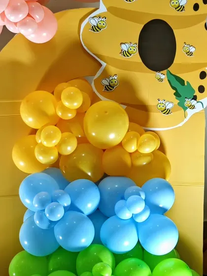 A close-up of the honeybee-themed backdrop and balloon details.