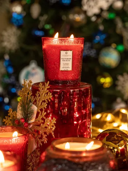 Dress your home for the holidays with our bold, red Valeno glass jars. The Victorian Tea Rose fragrance inside is a timeless classic, perfect for festive gatherings.