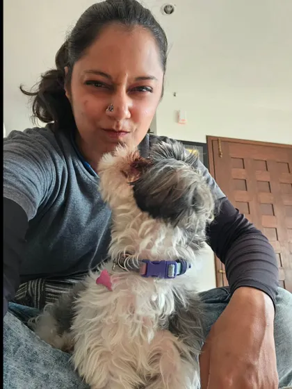 A sweet moment with a fluffy friend. These little interactions, full of trust and affection, are the foundation of a great relationship.